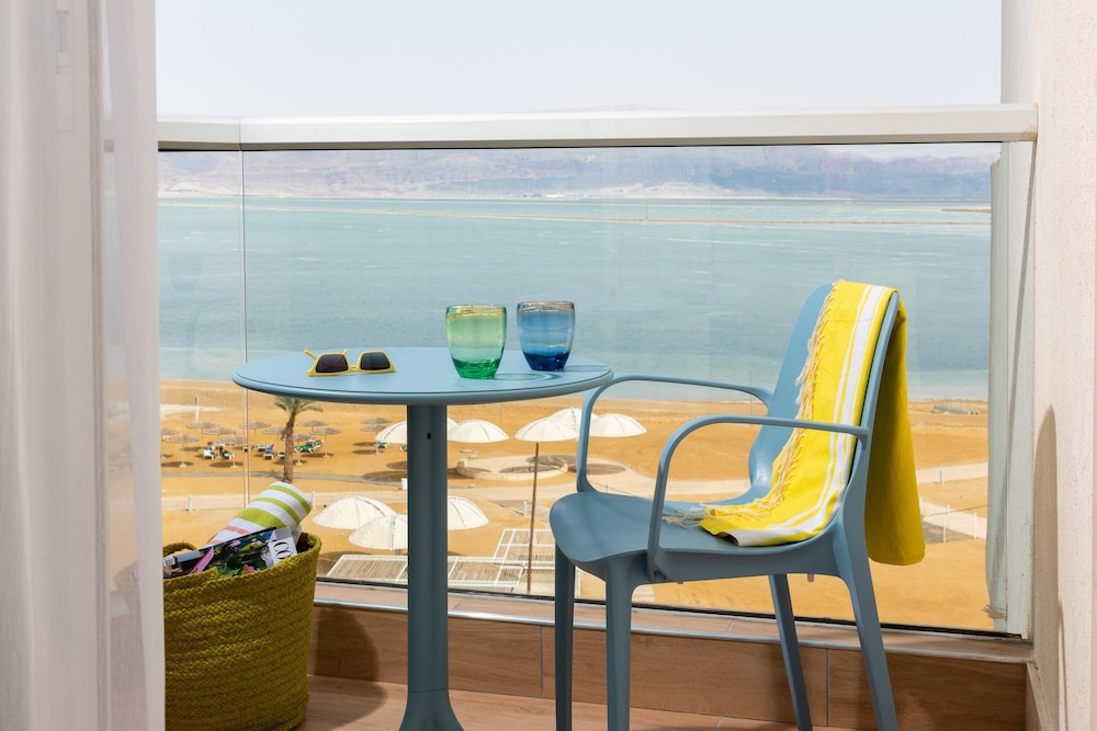 Deluxe Room, Balcony, Sea View thumbnail 5