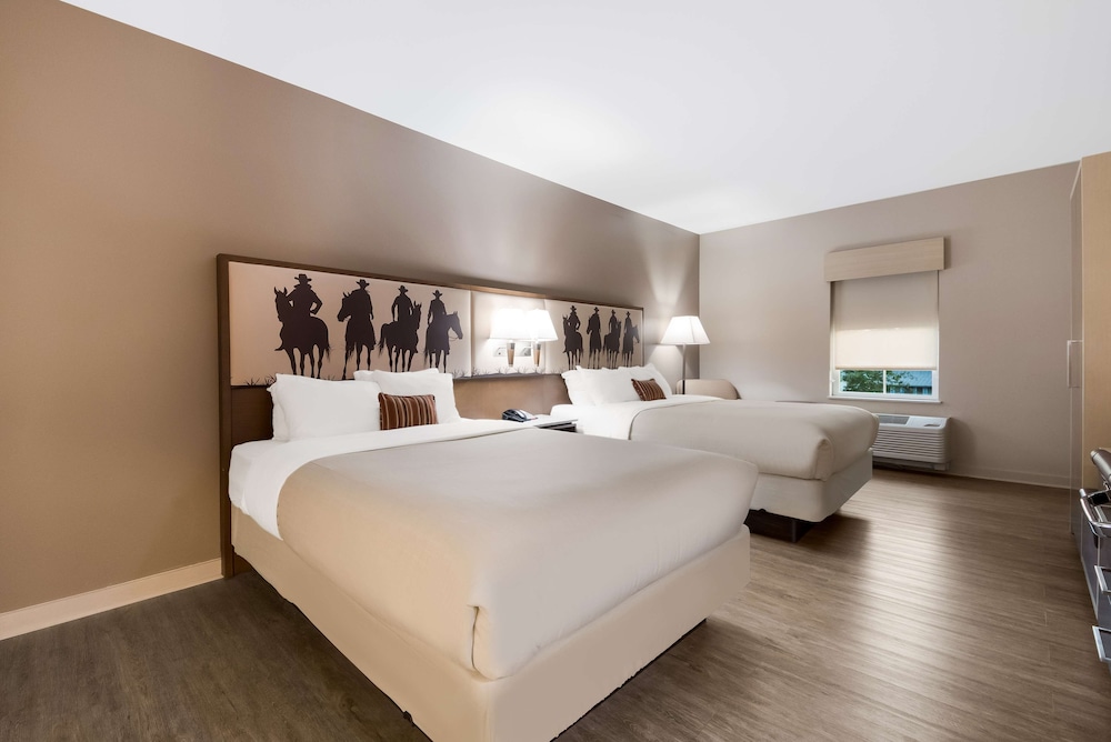 Suite, 2 Queen Beds, Non Smoking, Refrigerator & Microwave - Photo 3