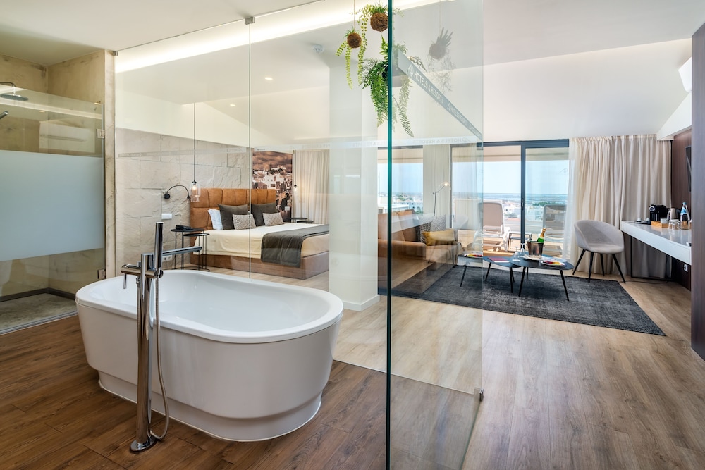 Deluxe Suite - Photo 1