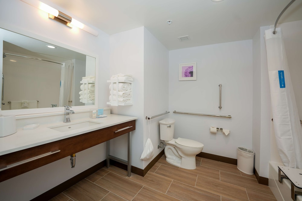 Room, 2 Queen Beds, Accessible, Bathtub - Photo 8