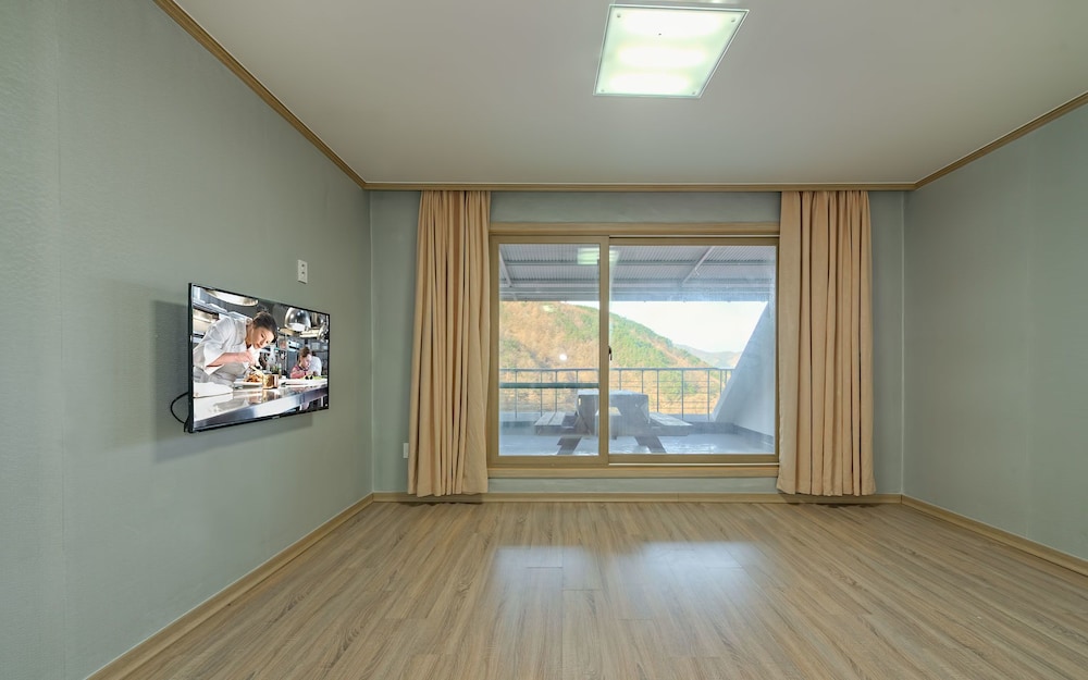 Family Room (20) photo 1
