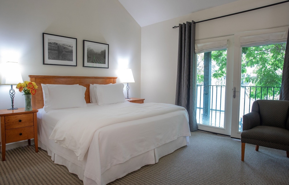 Deluxe Room, 1 King Bed, Courtyard View - Photo 1