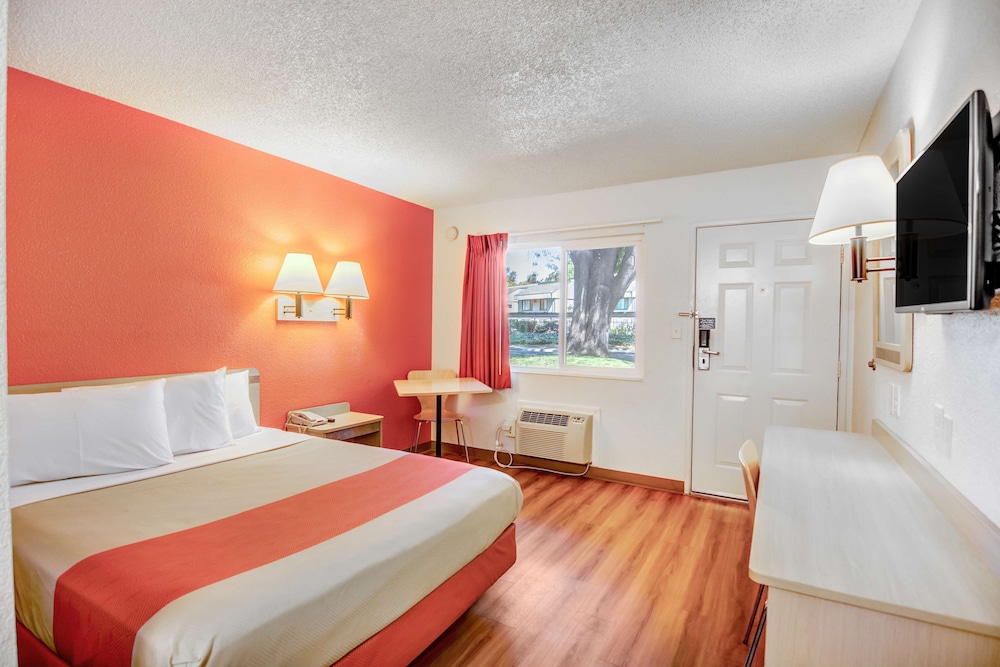 Standard Suite, 1 Queen Bed, Non Smoking photo 3