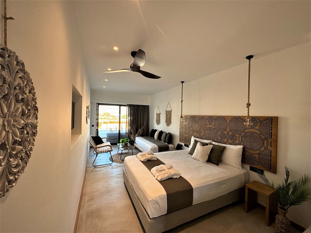 Superior Triple Room, Pool Access photo 1