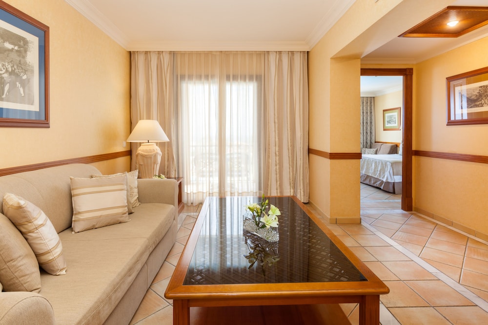 Senior Suite (3 adults and 1 child) Senior Suite (3 adults and 1 child)
