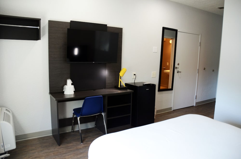 Standard Room, 1 Double Bed, Accessible, Non Smoking photo 2