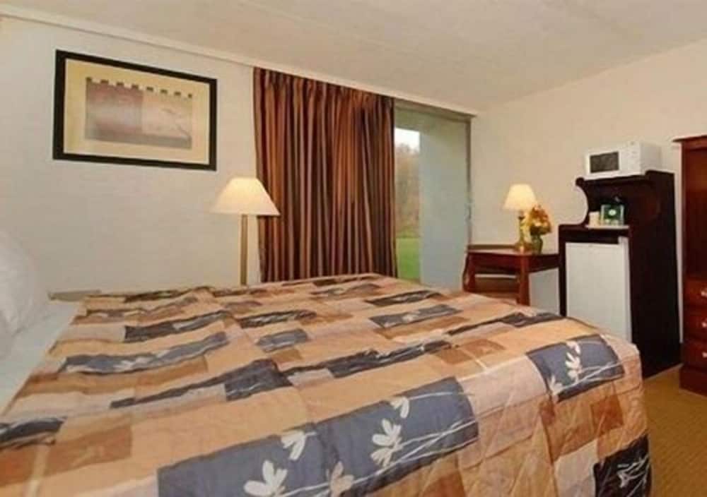 Standard Room, 1 King Bed, Non Smoking - Photo 4