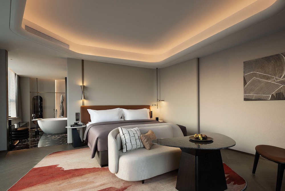 Suite, 1 King Bed, Smoking (180-Degree View)