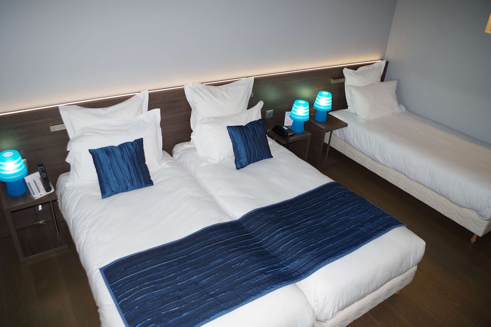 Family Room, 3 Twin Beds (Spa access)