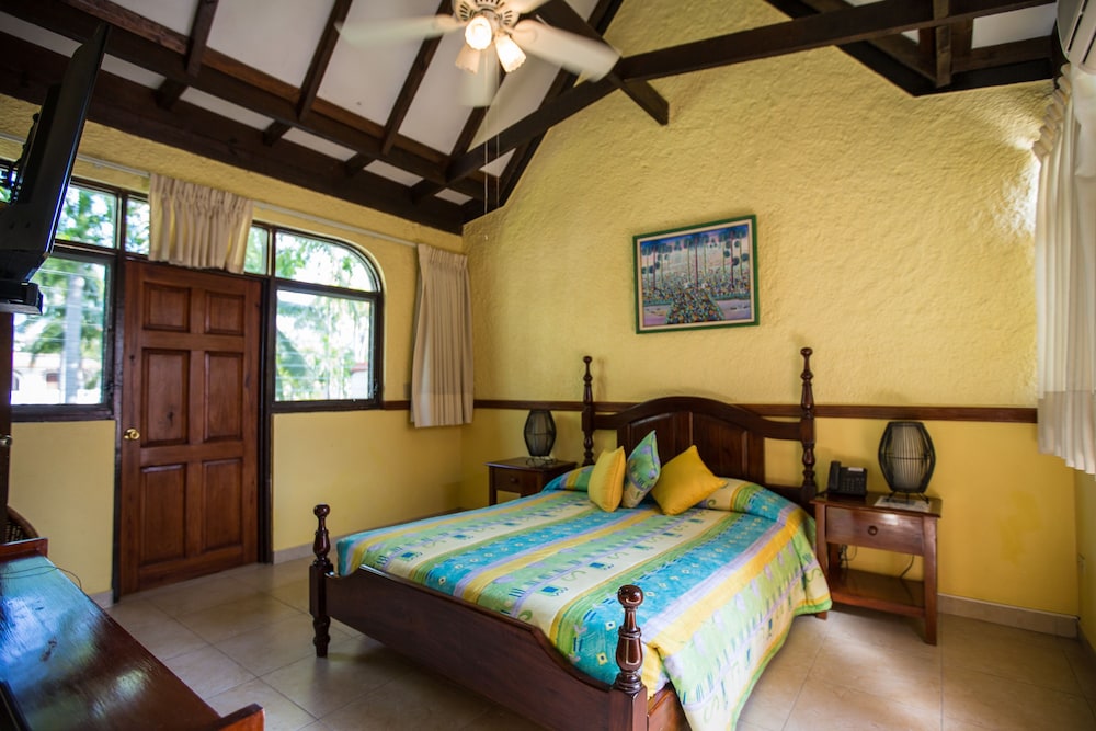 Standard Room, 1 Queen Bed, Garden View