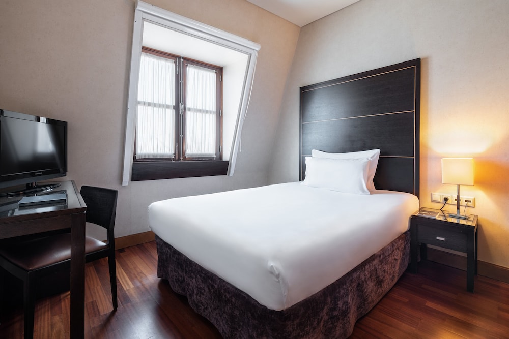 Standard Double or Twin Room - Photo 9