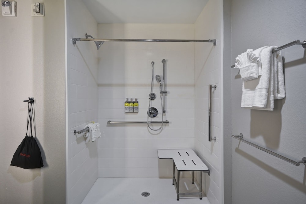2 Queen Beds and pull-out couch, Accessible (Mobility Roll-In Shower)