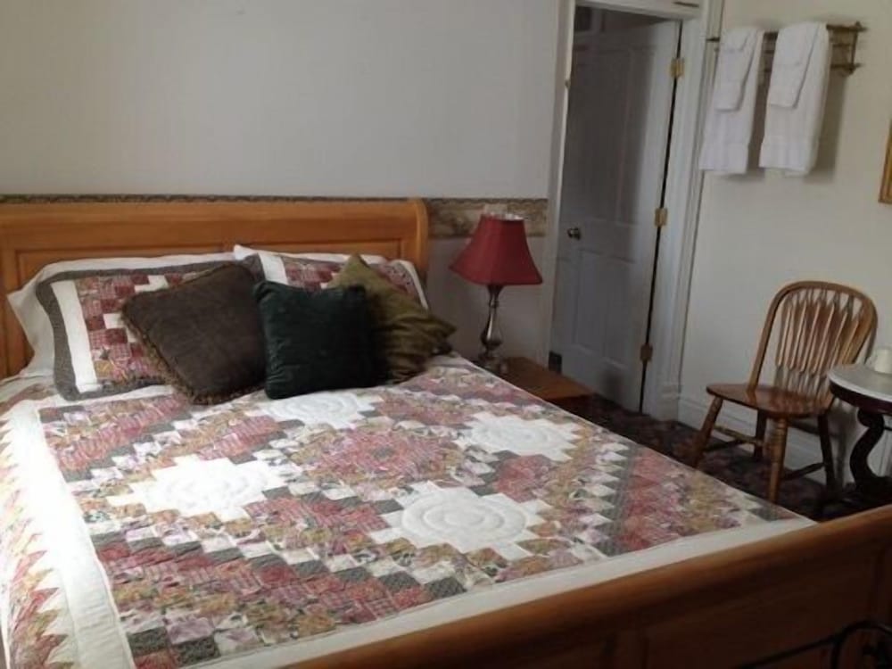 Queen Studio with Sofa Bed photo 3
