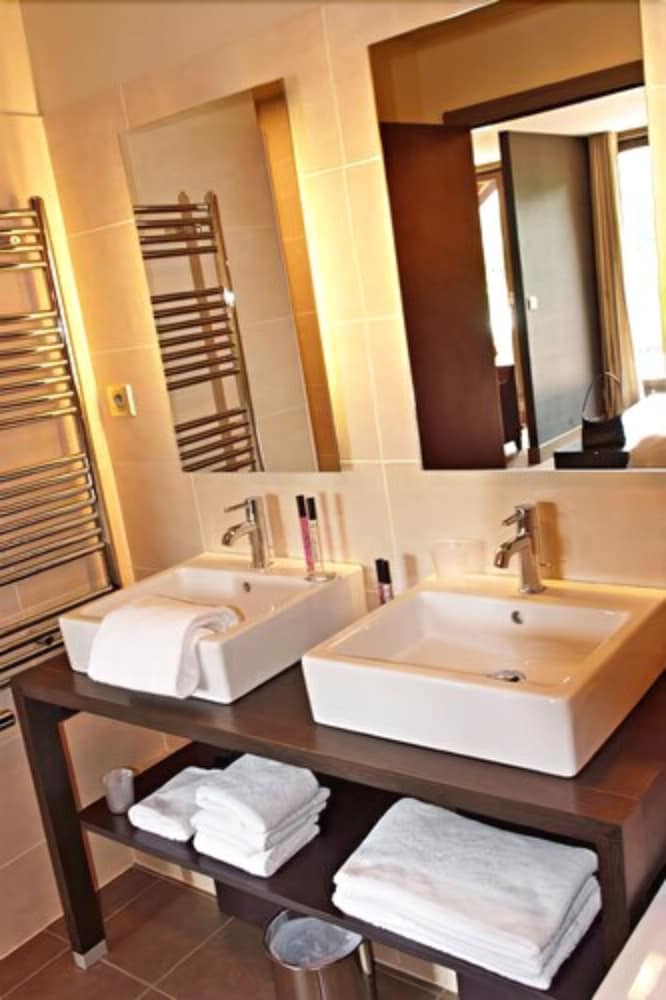Suite, Lake View - Photo 13