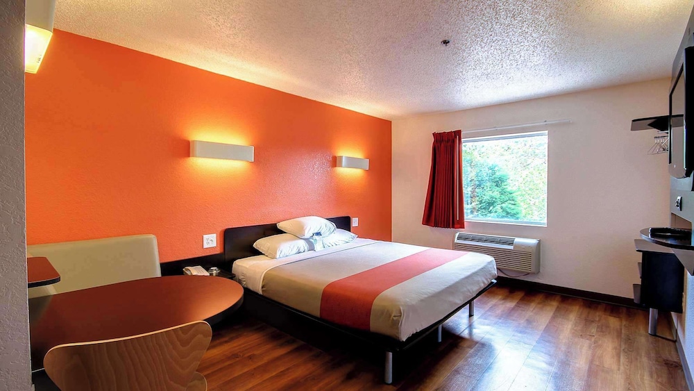 Standard Room, 1 King Bed, Non Smoking, Kitchenette photo 3