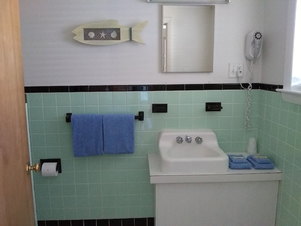 Motel #5 – Basic room with refrigerator, microwave & coffeemaker photo 2