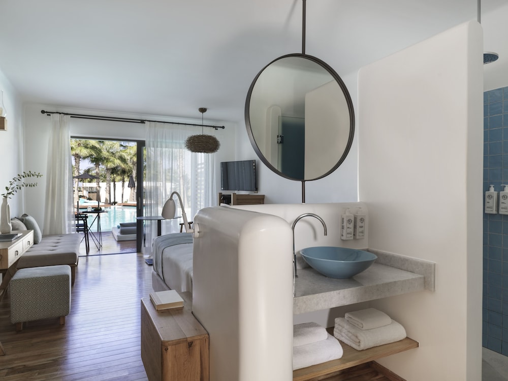 Luxury Room Sharing Pool