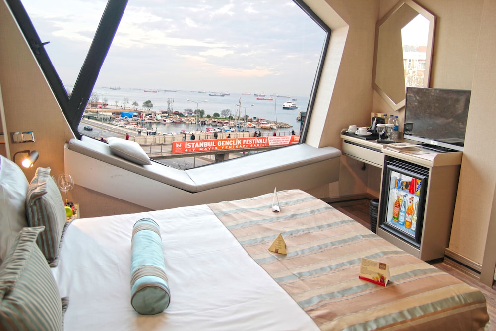 Deluxe Double Room Single Use, Sea View photo 1