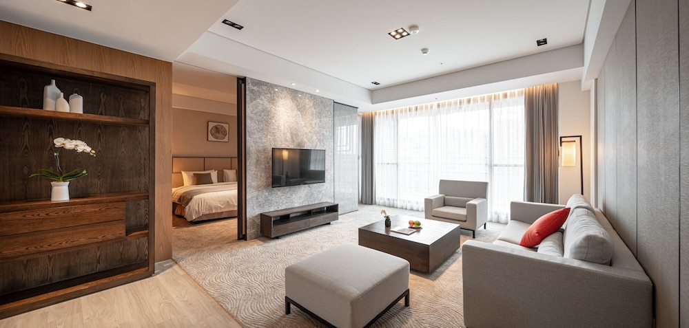 Deluxe Suite, Multiple Beds, Partial Ocean View photo 1