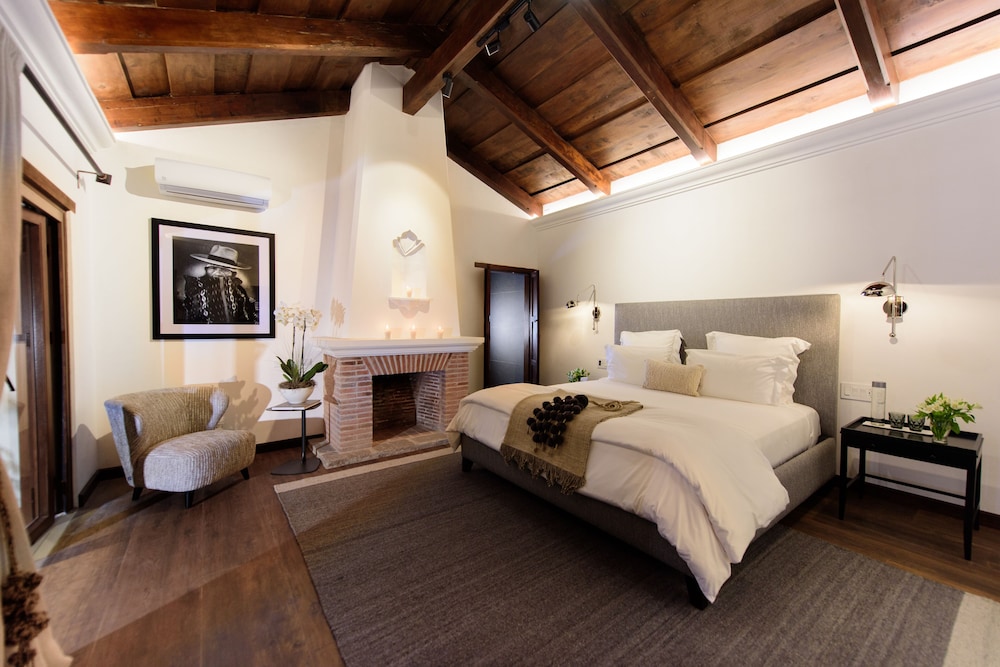 Deluxe Suite, 1 King Bed photo 2