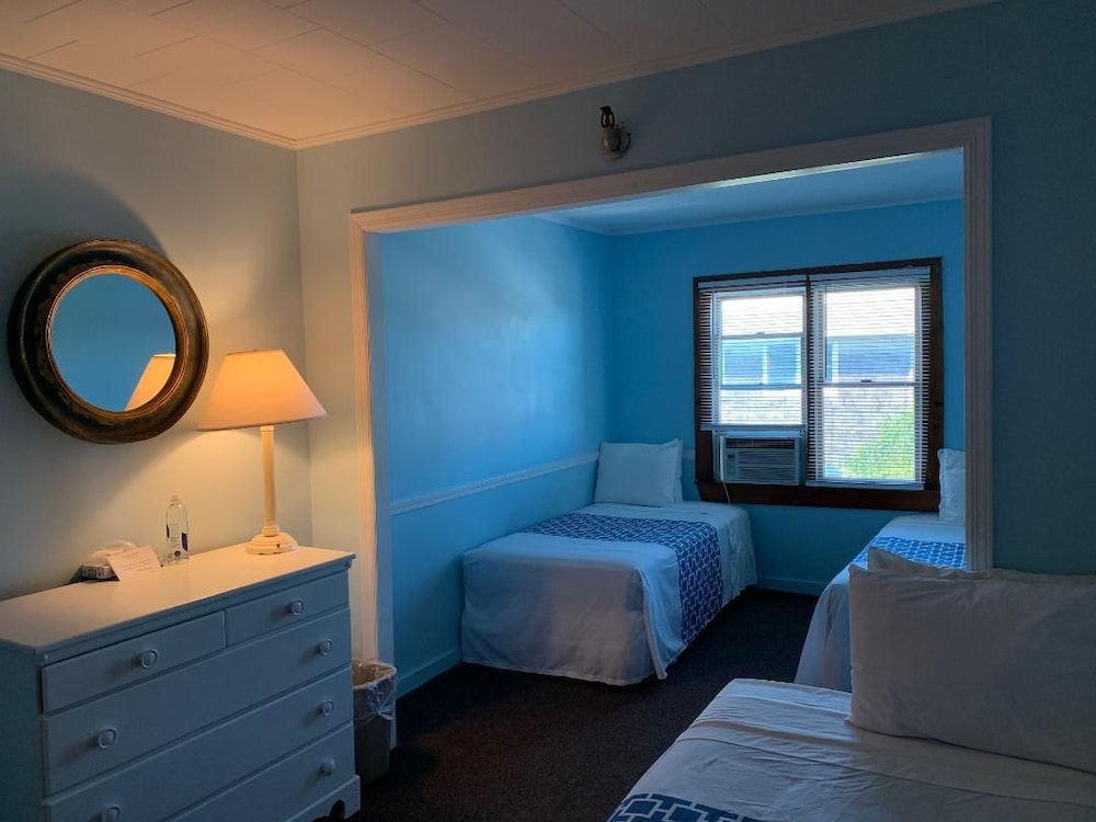 Guestroom triple twin (3 twin, shared bathroom)