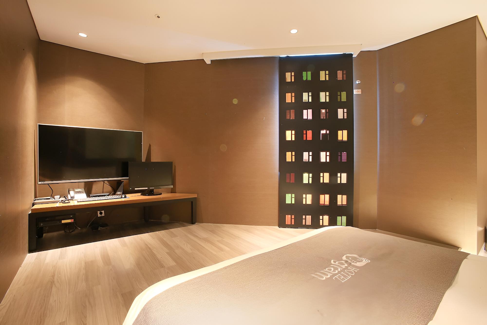Room (Standard Room) - Photo 16
