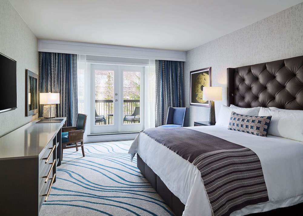 Deluxe Room, 1 King Bed with Sofa bed, Accessible, Mountain View (Roll-in Shower)
