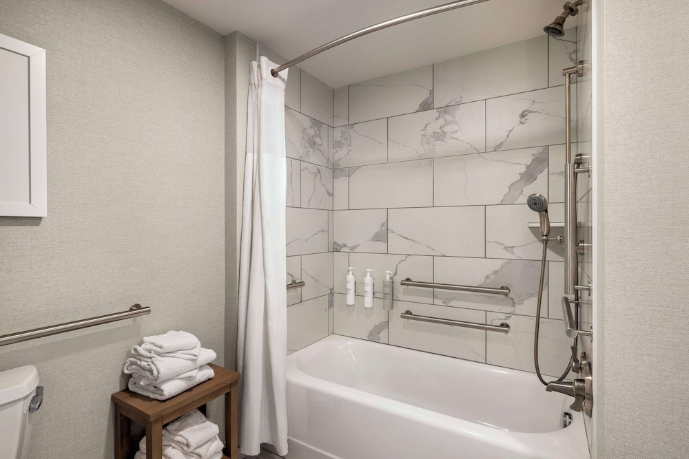 Oceanfront, 1 King Bed Suite, 1 Sofa Bed, Accessible, Bathtub, 9th Floor - Photo 17