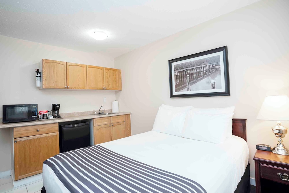 Standard Room, 1 Queen Bed, Kitchenette photo 2