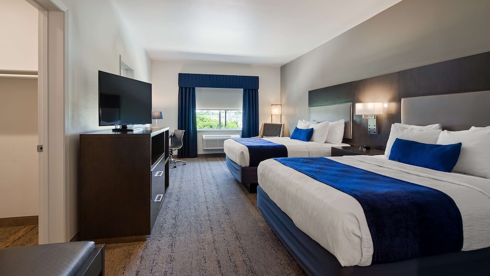 Suite, 2 Queen Beds, Non Smoking, Refrigerator & Microwave (with Sofabed) photo 1