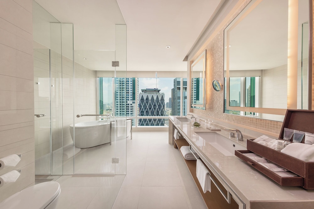 Executive Suite with Lounge Access thumbnail 5