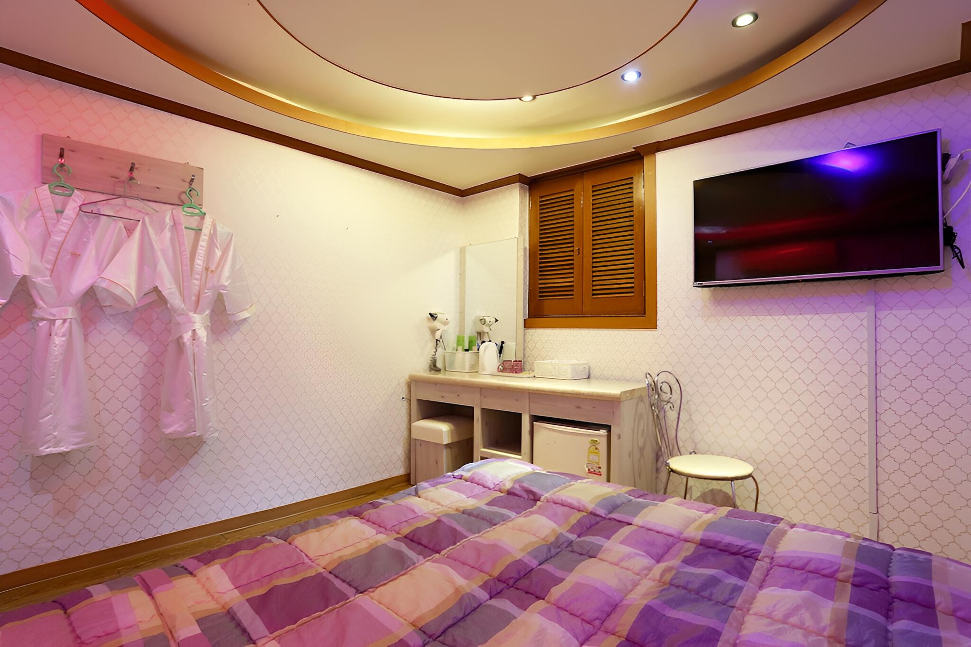 Room (Standard (double room)) - Photo 15