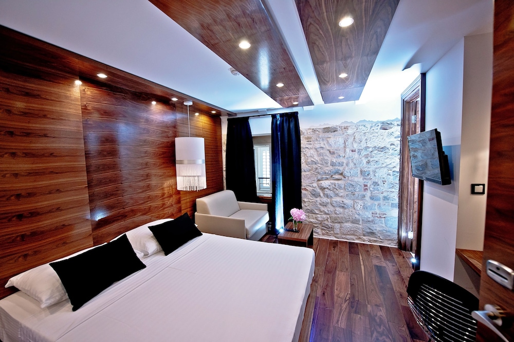 Deluxe Double or Twin Room - Photo 9
