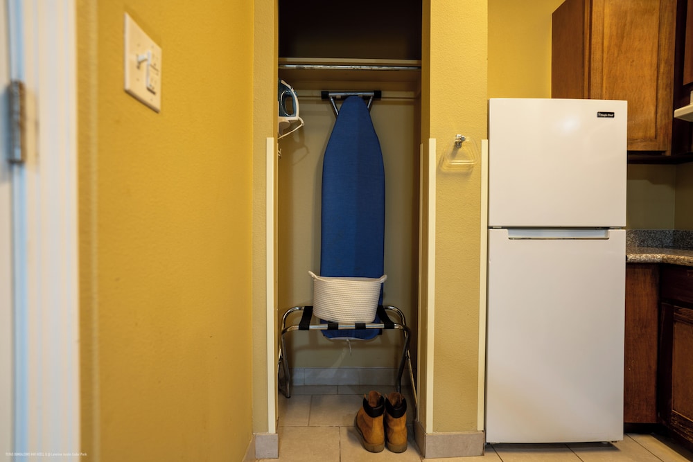Deluxe Single Room, 1 King Bed, Non Smoking, Kitchenette photo 2