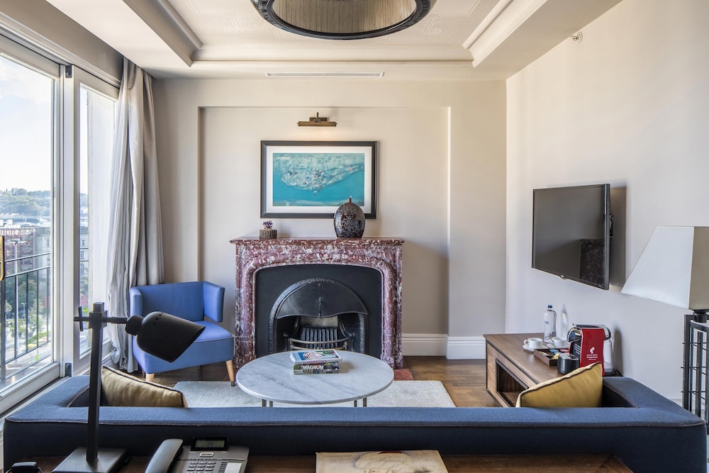 Executive Suite, 1 King Bed, City View photo 2
