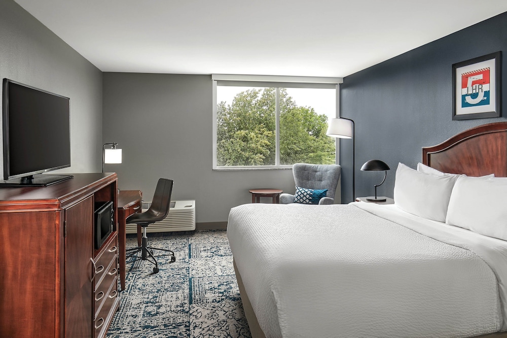 Deluxe Room, 1 King Bed photo 2