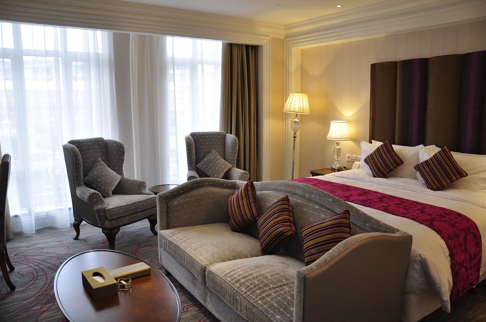Deluxe Room, 1 Queen Bed photo 3