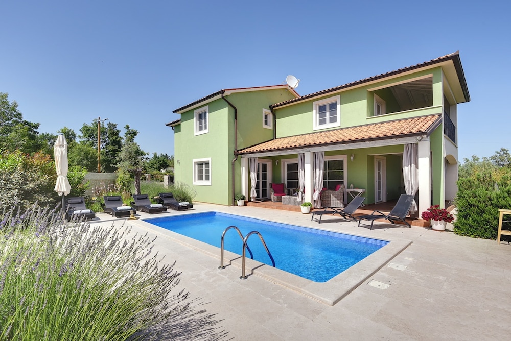 Villa photo 1
