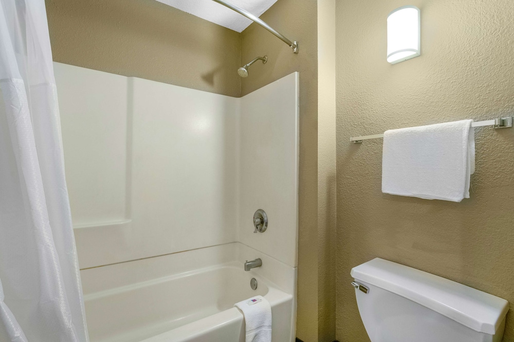 Deluxe Suite, 2 Queen Beds, Smoking, Refrigerator & Microwave photo 2