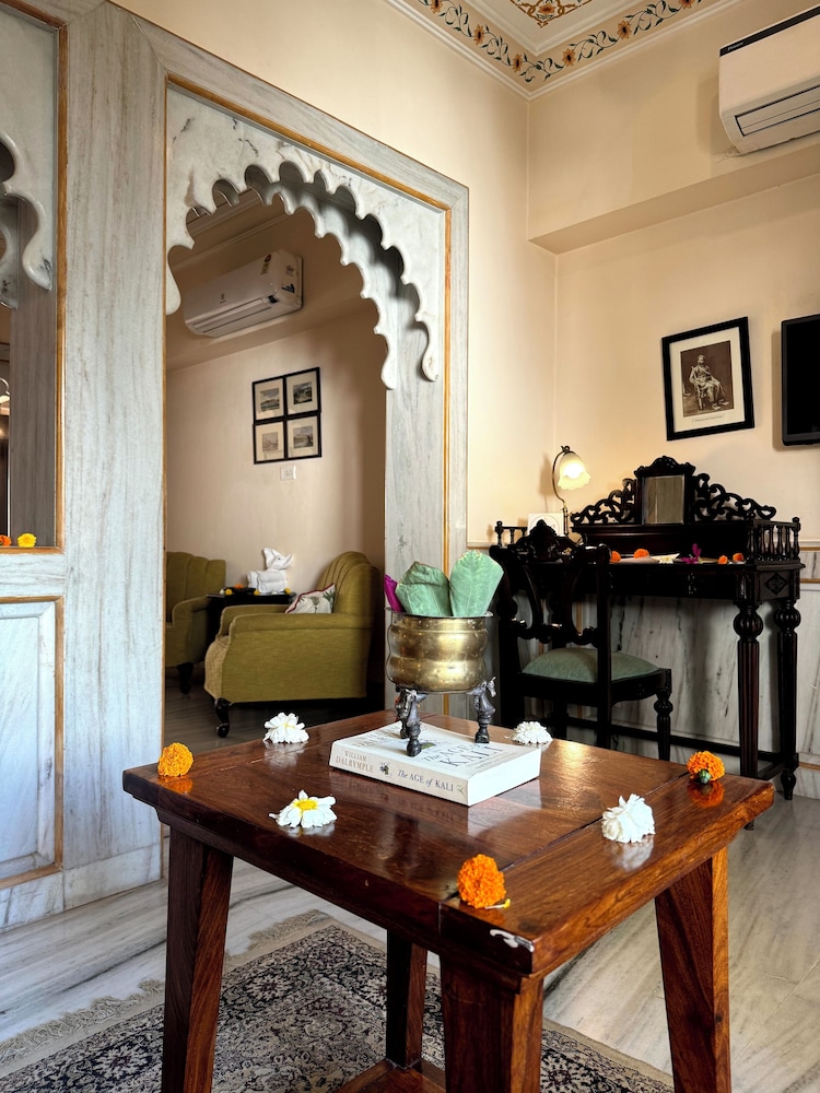 City Suite - Photo 8