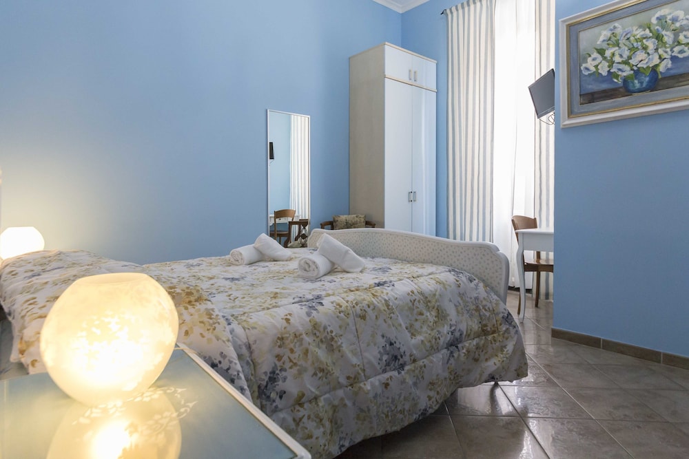 Basic Double Room, 1 Queen Bed, Ensuite photo 2