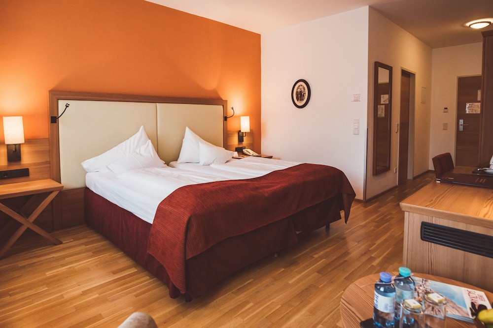 Superior Double Room (Lake View, German Twin Beds) - Photo 1
