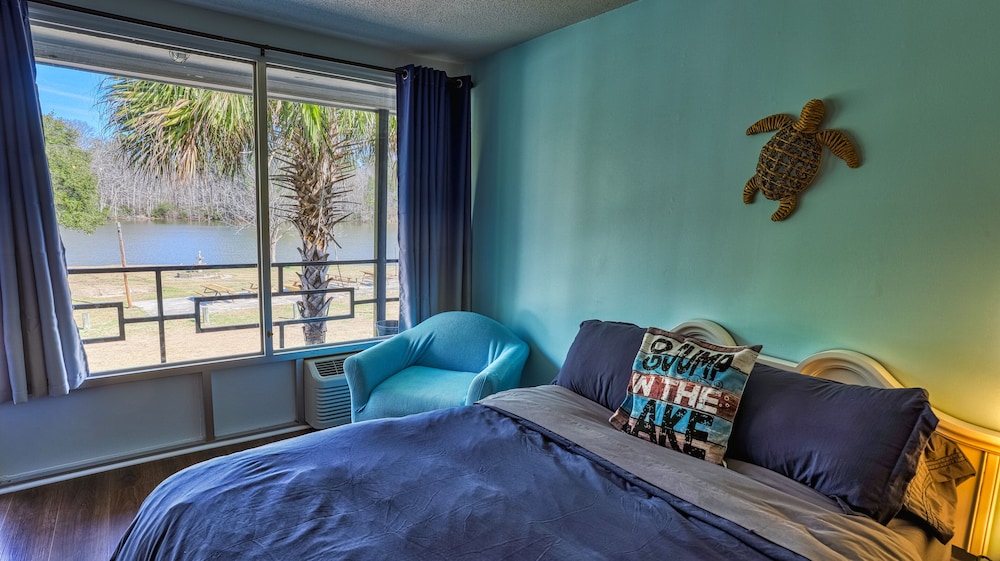 Pet Friendly, Panoramic Single Room, Non Smoking, Lake View photo 3