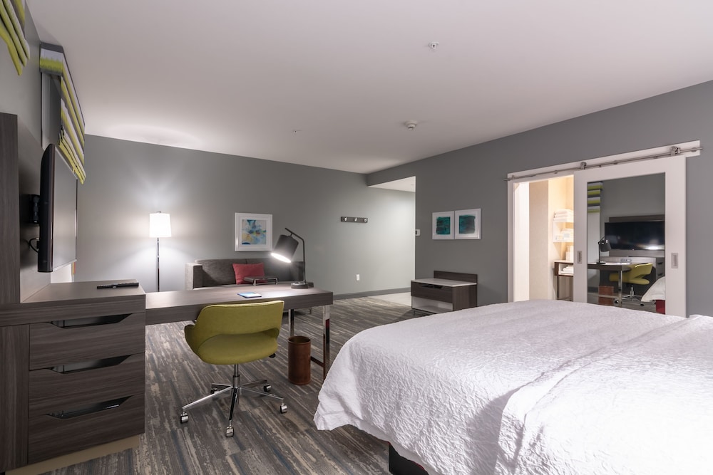 Studio, 1 King Bed with Sofa bed, Refrigerator & Microwave (Wet bar) photo 3