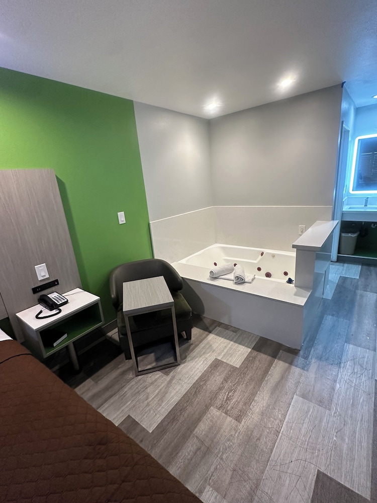 Romantic Room, 1 King Bed, Jetted Tub photo 2