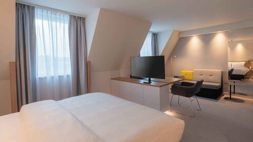 Suite, 1 Queen Bed with Sofa bed - Photo 6