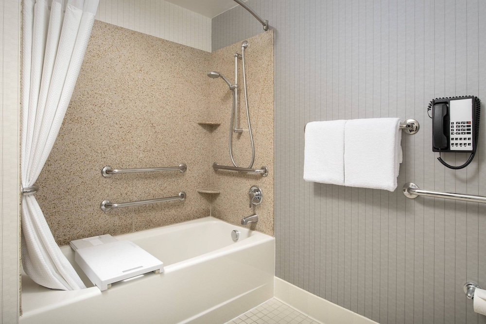 Room, 2 Queen Beds (Mobility/Hearing Accessible, Tub) - Photo 4