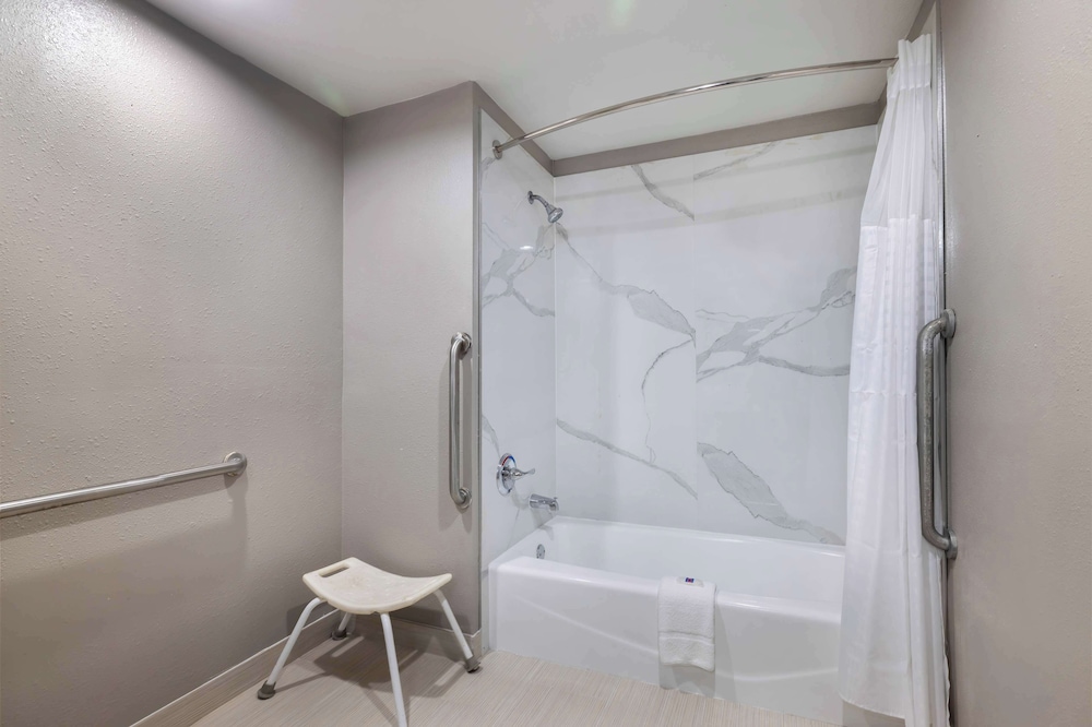 Standard Room, 1 King Bed, Accessible, Non Smoking - Photo 7