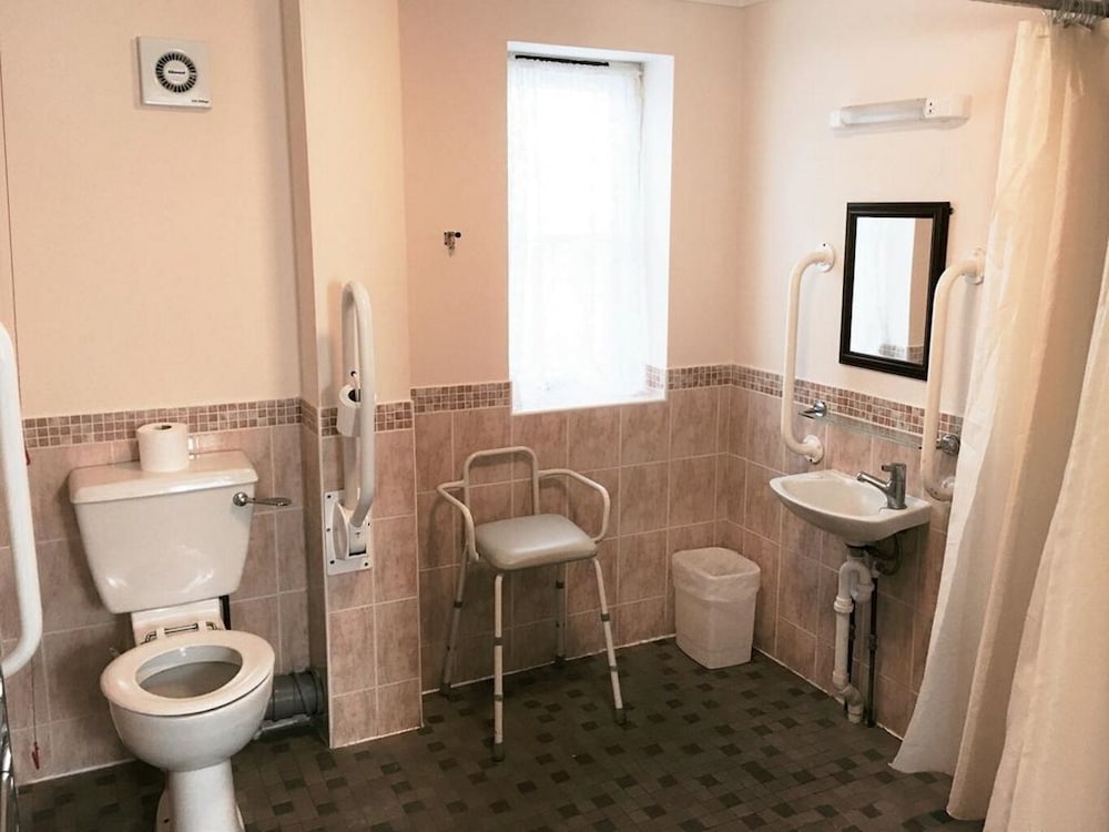 Suite, Ensuite ((Wheelchair Access)) photo 3