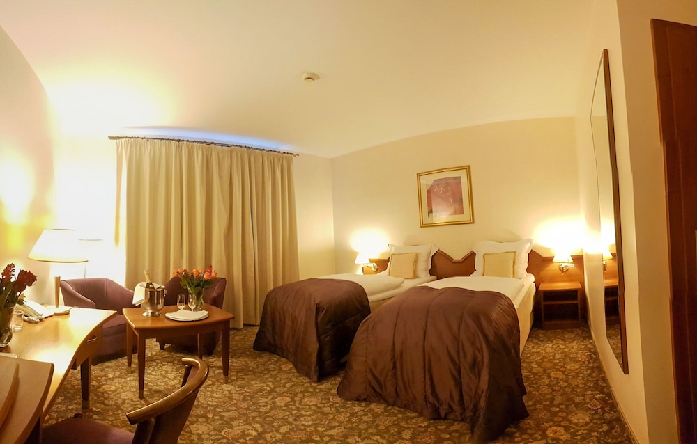 Classic Twin Room, 2 Twin Beds, Pool Access